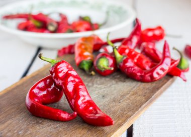 bir kesme tahtası üzerinde çiğ kırmızı biber biber baharat