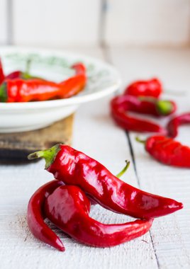 Beyaz bir arka plan üzerinde bütün kırmızı biber biber