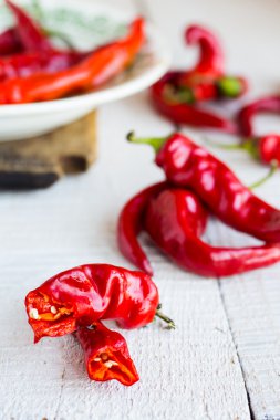 Beyaz bir arka plan üzerinde kırık pul biber