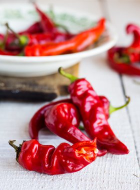 Beyaz bir arka plan üzerinde kırık pul biber