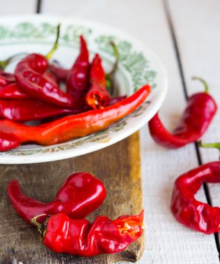 Beyaz bir arka plan üzerinde kırık pul biber