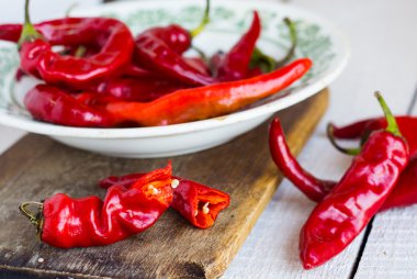 Beyaz bir arka plan üzerinde kırık pul biber