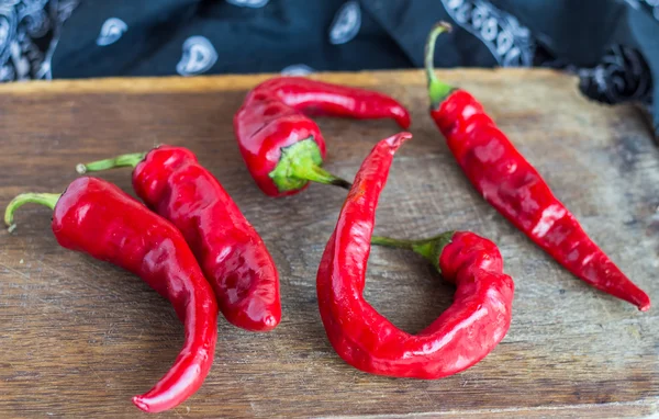 Raw chili pepper on a cutting board, raw food — Stock Photo, Image
