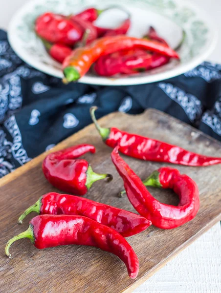 Raw chili pepper on a cutting board, raw food — Stock Photo, Image