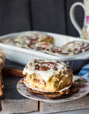 Cinnabon tarçın ve fındık ile bir plaka üzerinde rulo