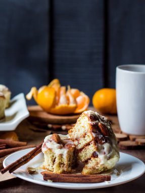 kesik çörekler Cinnabon tarçın, fındık ve krema sosu 
