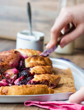 Maya böğürtlenli turta parçalara, eller