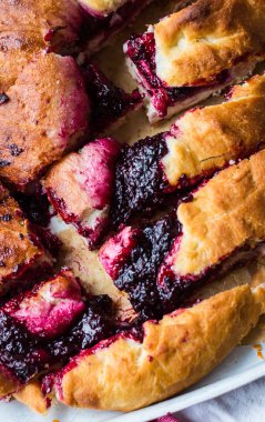 adet kek ile Siyah frenk üzümü, süt