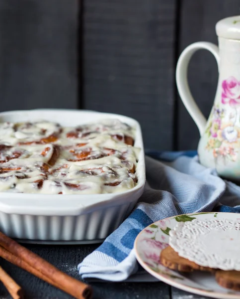 Cinnabon buns with cinnamon and nuts in baking dish — Stock Photo, Image