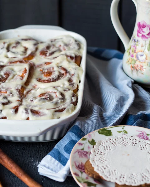 Cinnabon buns with cinnamon and nuts in baking dish — Stock Photo, Image