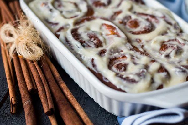 Cinnabon buns with cinnamon and nuts in baking dish — Stock Photo, Image