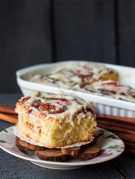 Cinnabon rolls with cinnamon and nuts on a plate — Stock Photo, Image