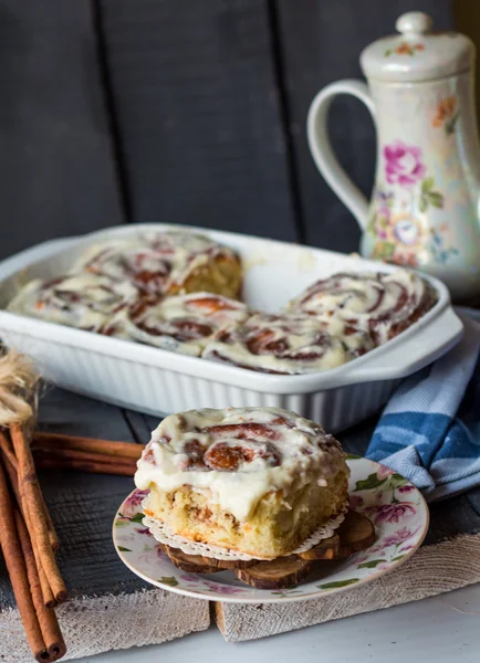 Cinnabon rolls with cinnamon and nuts on a plate — Stock Photo, Image