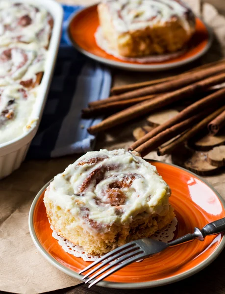 Serve Cinnabon rolls with cinnamon and nuts on a plate — Stock Photo, Image