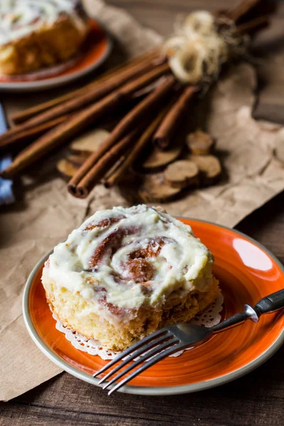 Serve Cinnabon rolls with cinnamon and nuts on a plate — Stock Photo, Image