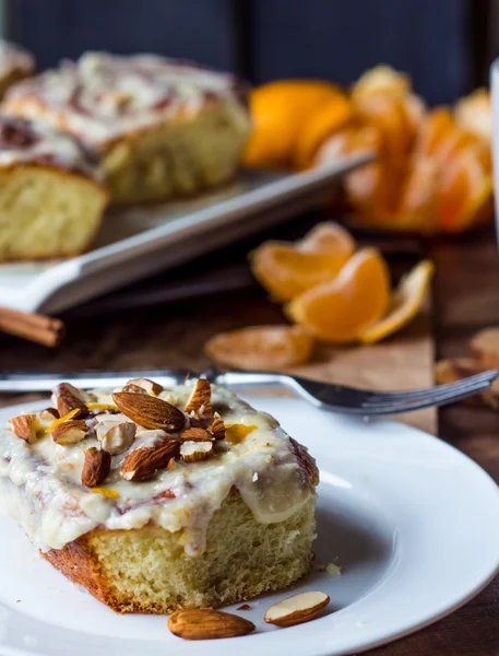 Cinnabon buns with cinnamon, nuts and cream sauce — Stock Photo, Image