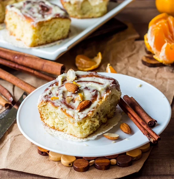 Cinnabon buns with cinnamon, nuts and cream sauce — Stock Photo, Image