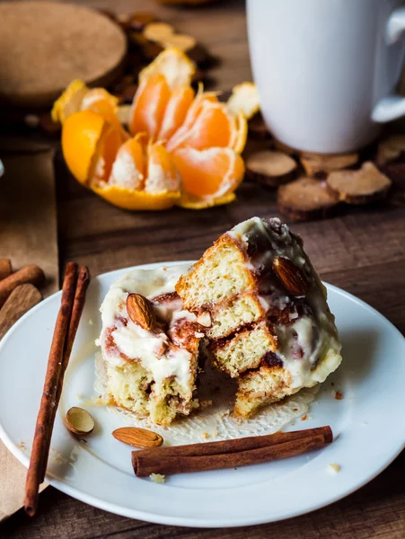 Incision buns Cinnabon cinnamon, nuts and cream sauce — Stock Photo, Image