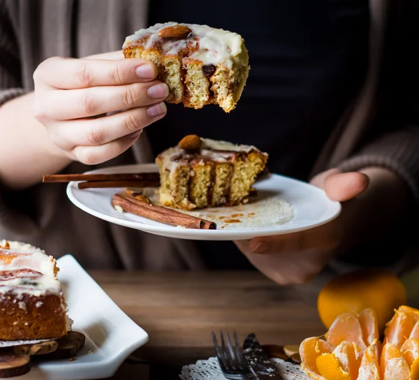 Incision buns Cinnabon cinnamon, nuts and cream sauce — Stock Photo, Image