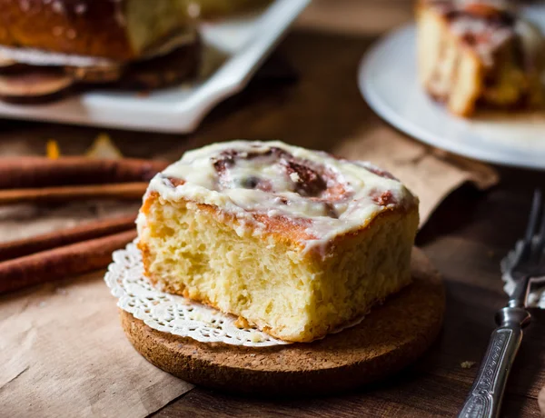 Cinnabon rolls cinnamon, nuts and cream sauce — Stock Photo, Image