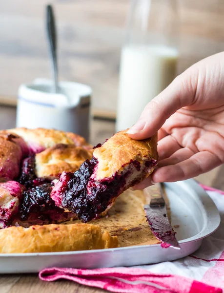 Kuchen mit schwarzen Johannisbeeren geschnitten, Gebäck — Stockfoto