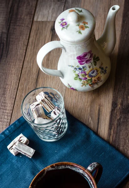 Nougatbonbons im Glas und Tee, blaue Serviette — Stockfoto