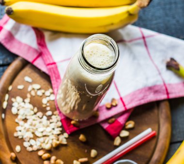 muz smoothie yulaf gevreği ve şişe süt ile