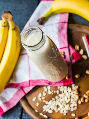 yulaf ezmesi ve somun yapıştır ile muz smoothie