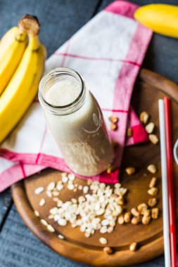 muz smoothie yulaf gevreği ve şişe süt ile