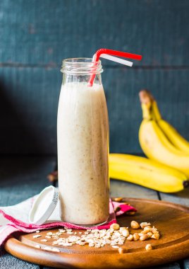 yulaf ezmesi ve somun yapıştır ile muz smoothie