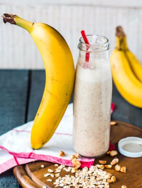 yulaf ezmesi ve somun yapıştır ile muz smoothie