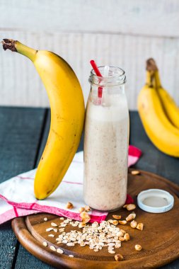 yulaf ezmesi ve somun yapıştır ile muz smoothie