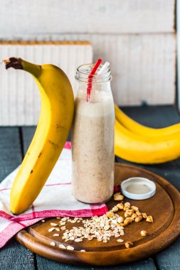 yulaf ezmesi ve somun yapıştır ile muz smoothie