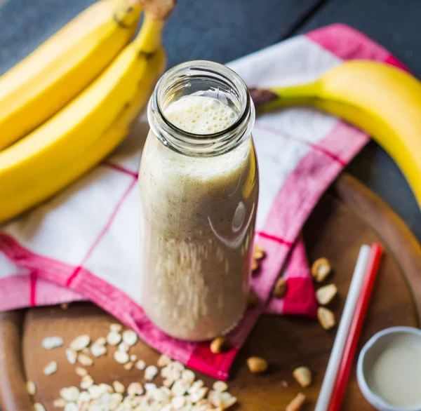 Banana smoothie with oatmeal and nut paste — Stock Photo, Image