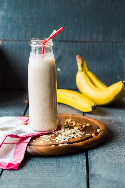 Bananen-Smoothie mit Walnusspaste — Stockfoto