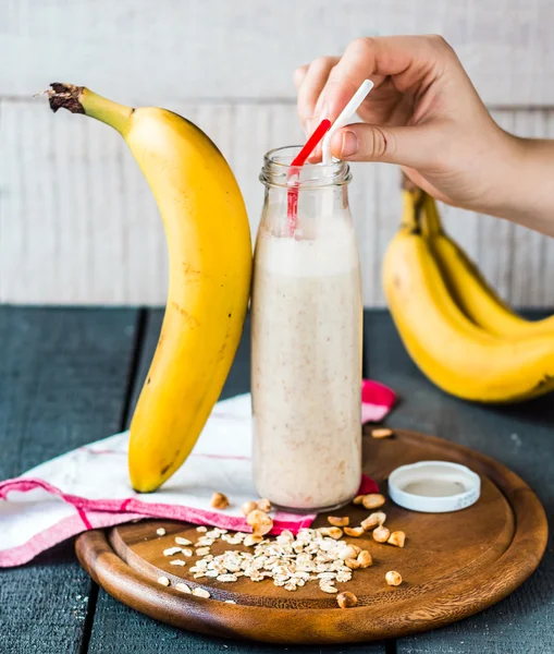 Milkshake with banana, oatmeal and peanut paste — Stock Photo, Image
