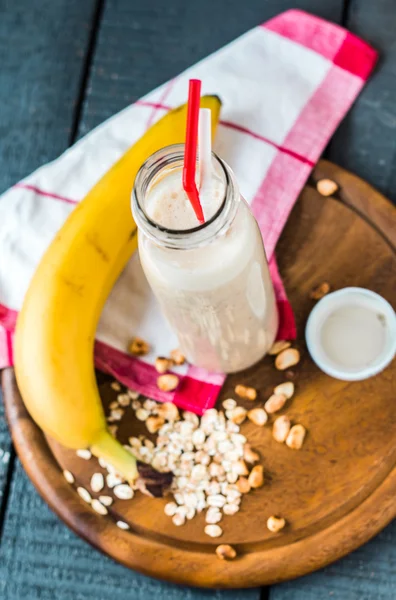 Молочний коктейль з бананом, вівсянкою та арахісовою пастою — стокове фото