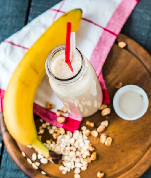 Batido con plátano, avena y pasta de maní — Foto de Stock