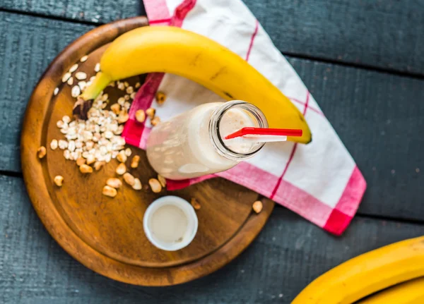 Batido de plátano con copos de avena y leche en botella — Foto de Stock