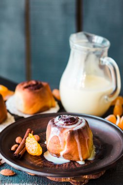 Cinnabon tarçın çörekler krem ve peynir sos ile