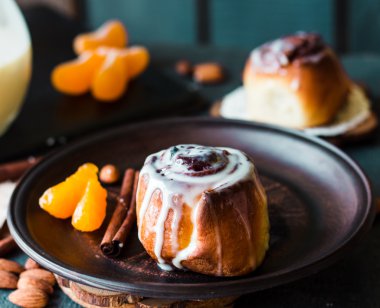 Cinnabon tarçın rulo ve mandarin ve krema sosu