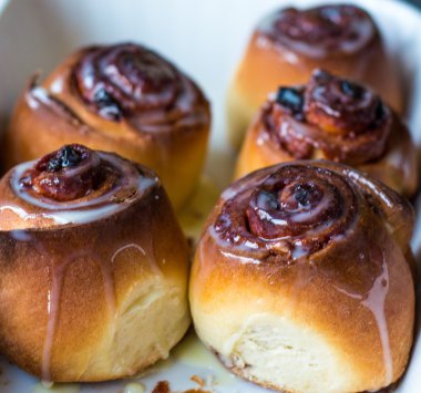 Cinnabon tarçın rulo ve yemek pişirme beyaz sos