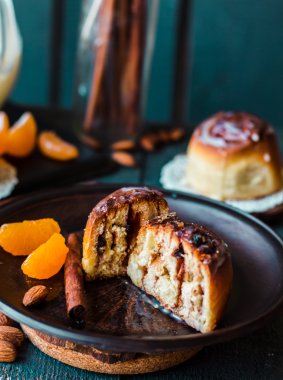 Kuru erik, badem ve manda kesit görünümü Cinnabon tarçın rulo