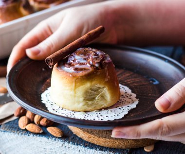 Cinnabon tarçın rulo ve krem sau ile elinizde tutun