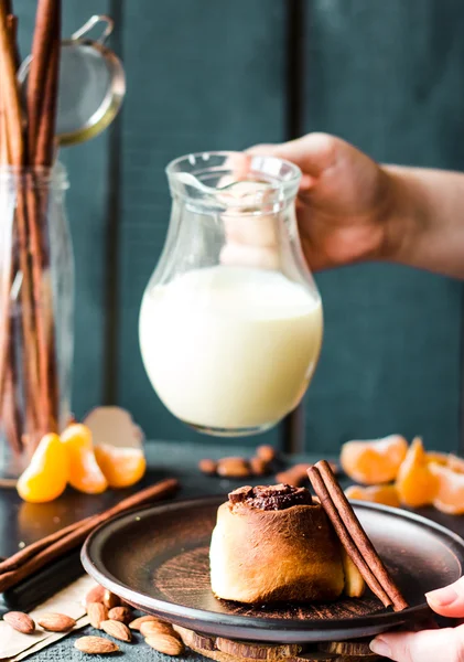 Cinnabon cinnamon rolls with cream sauce — Stock Photo, Image