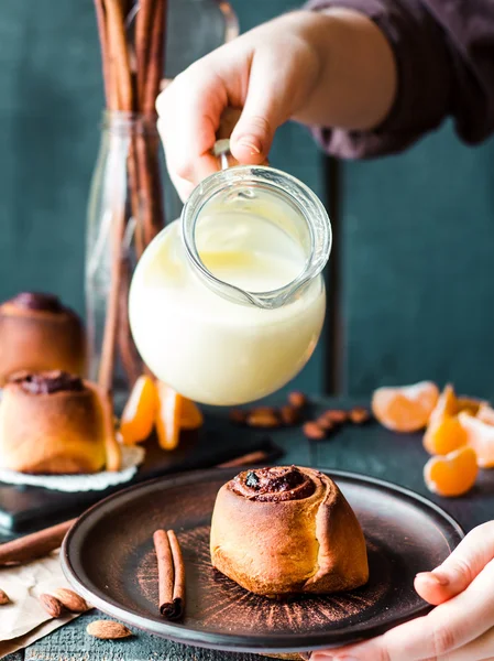 Rolos de canela Cinnabon com molho de creme — Fotografia de Stock