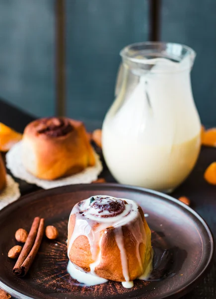 Cinnabon cinnamon buns with cream and cheese sauce — Stock Photo, Image