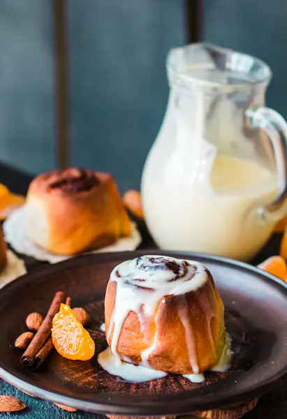 Cinnabon cinnamon buns with cream and cheese sauce — Stock Photo, Image