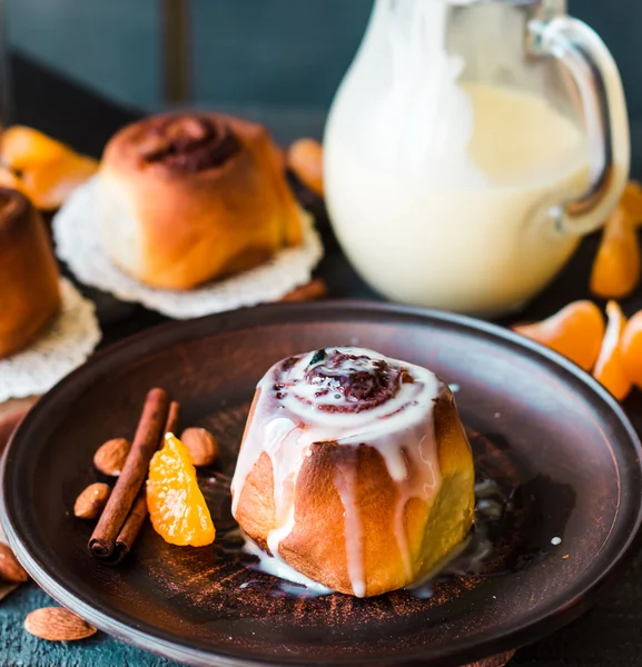 Cinnabon cinnamon buns with cream and cheese sauce — Stock Photo, Image