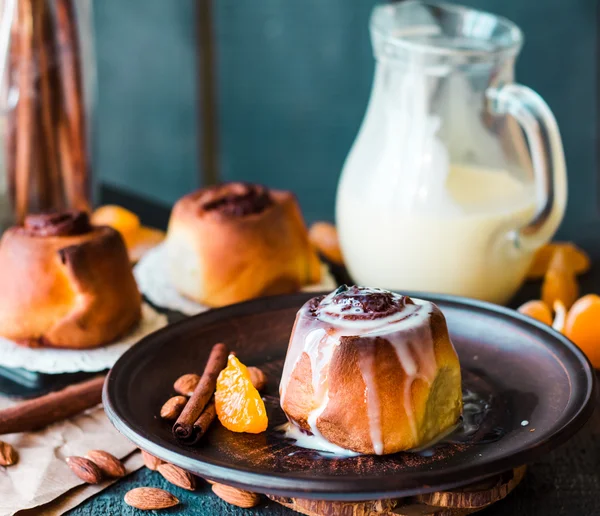 Cinnabon cinnamon buns with cream and cheese sauce — Stock Photo, Image